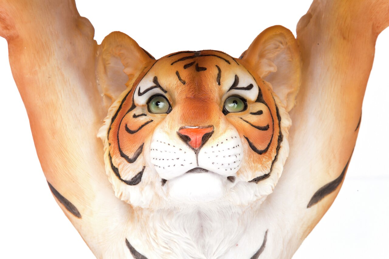 Nahaufnahme eines Tigerkopfes mit lebendigen Farben und detaillierten Merkmalen, von vorne betrachtet.