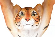 Nahaufnahme eines Tigerkopfes mit lebendigen Farben und detaillierten Merkmalen, von vorne betrachtet.