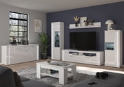 Moderne Wohnkombination in Weiß mit Hochglanzoberfläche, bestehend aus TV-Schrank, Vitrinen und Regal, in einem stilvoll eingerichteten Wohnzimmer. Perspektive: Frontalansicht.