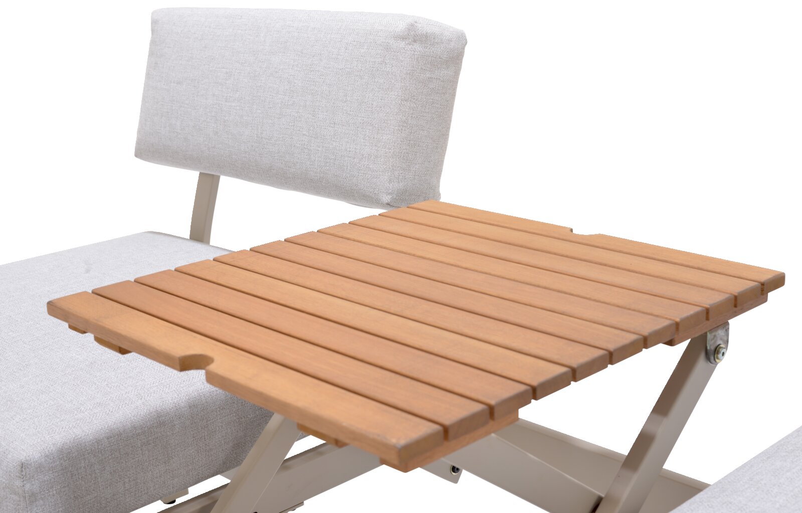 Nahaufnahme einer Lounge-Kombination mit hellgrauen Kissen und einem Holztisch aus der Seitenperspektive.