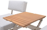 Nahaufnahme einer Lounge-Kombination mit hellgrauen Kissen und einem Holztisch aus der Seitenperspektive.