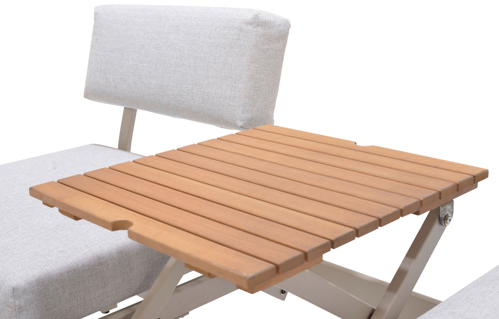 Nahaufnahme einer Lounge-Kombination mit hellgrauen Kissen und einem Holztisch aus der Seitenperspektive.