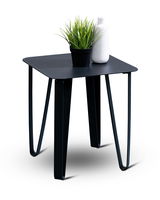 Moderner schwarzer Beistelltisch mit Metallbeinen, darauf eine Pflanze und eine Vase, seitliche Perspektive.