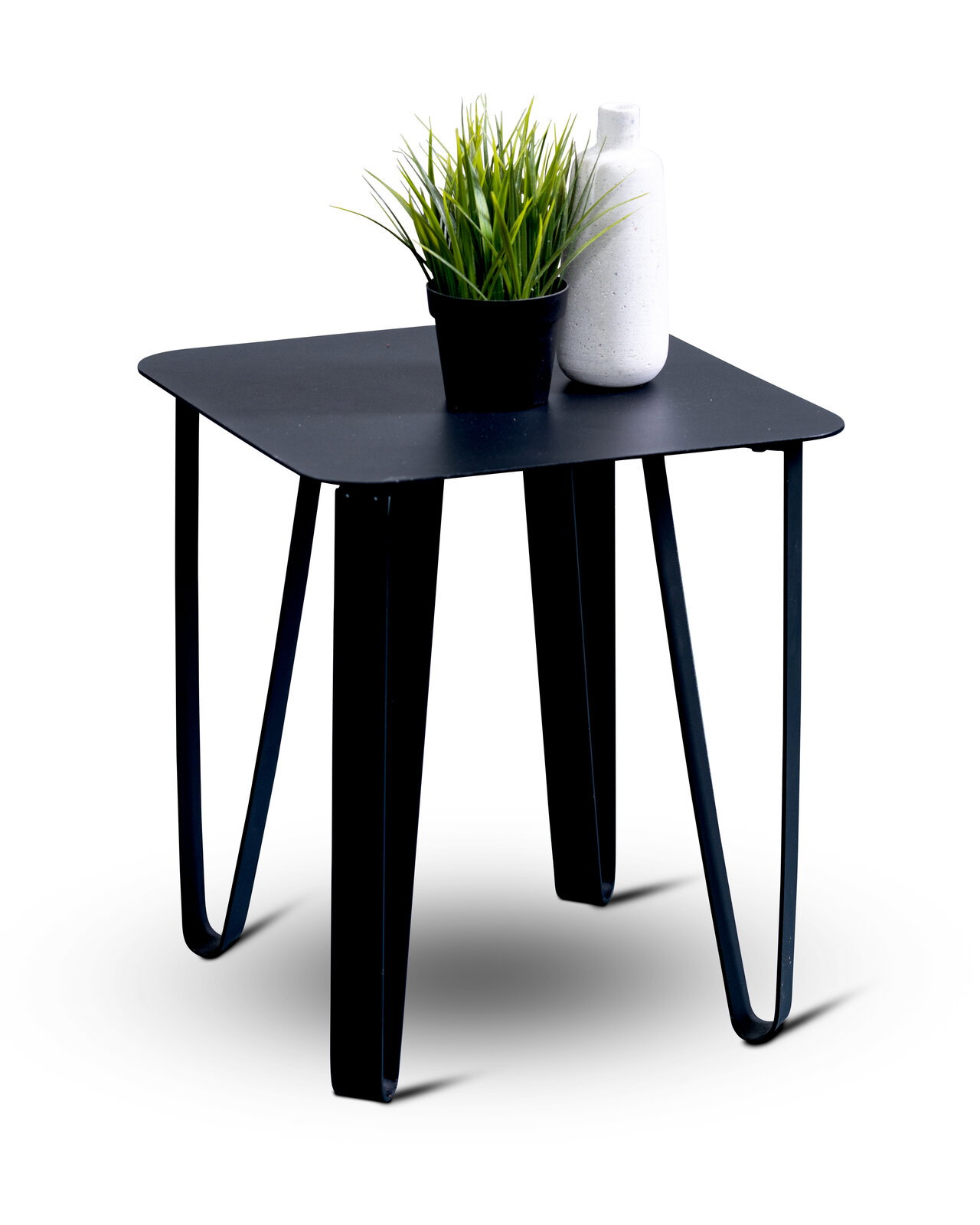 Moderner schwarzer Beistelltisch mit Metallbeinen, darauf eine Pflanze und eine Vase, seitliche Perspektive.