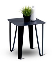 Moderner schwarzer Beistelltisch mit Metallbeinen, darauf eine Pflanze und eine Vase, seitliche Perspektive.