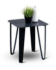 Moderner schwarzer Beistelltisch mit Metallbeinen, darauf eine Pflanze und eine Vase, seitliche Perspektive.