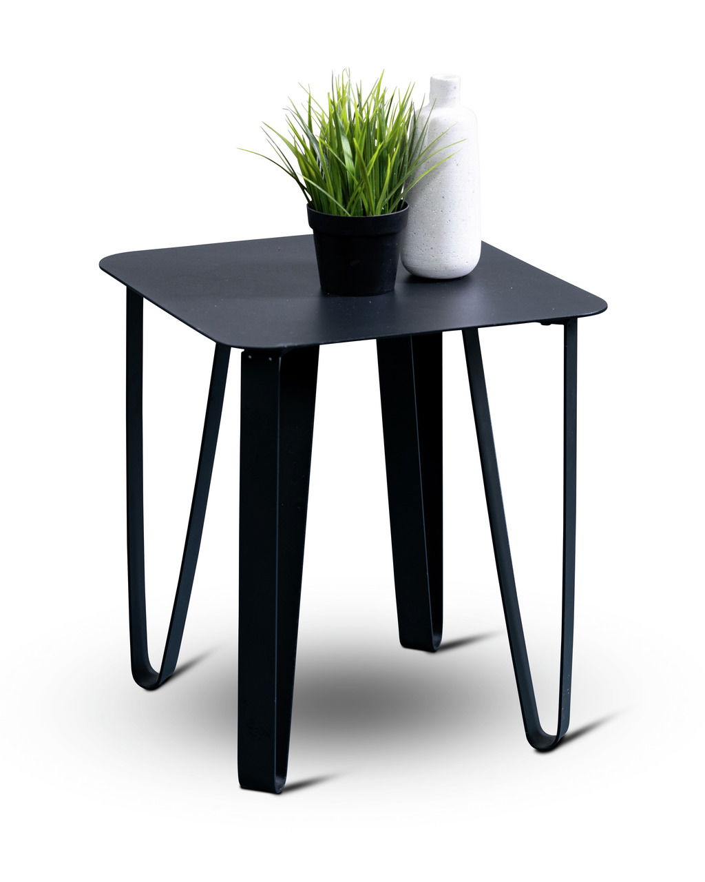 Moderner schwarzer Beistelltisch mit Metallbeinen, darauf eine Pflanze und eine Vase, seitliche Perspektive.