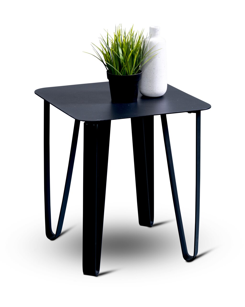 Moderne zwarte bijzettafel met metalen poten, met daarop een plant en een vaas, gezien vanaf de zijkant.