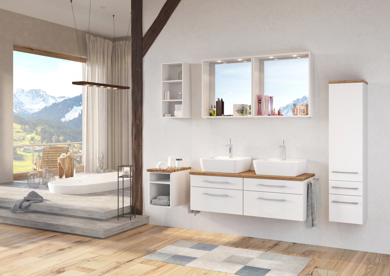 Modernes Badezimmer mit Hängeregal, Doppelwaschbecken und Blick auf die Berge aus der Fensterperspektive.