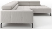 Lichtgrijze ribfluwelen hoekbank met chaise longue en zwarte metalen poten, gezien schuin van voren links (driekwartperspectief)