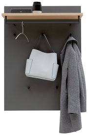 Garderobenpaneel mit grauer Rückwand, Holzablage, Kleiderstange und Haken, frontal fotografiert. Auf der Ablage stehen Dekorationsgegenstände, darunter hängt ein Kleiderbügel, eine weiße Tasche und ein grauer Mantel.