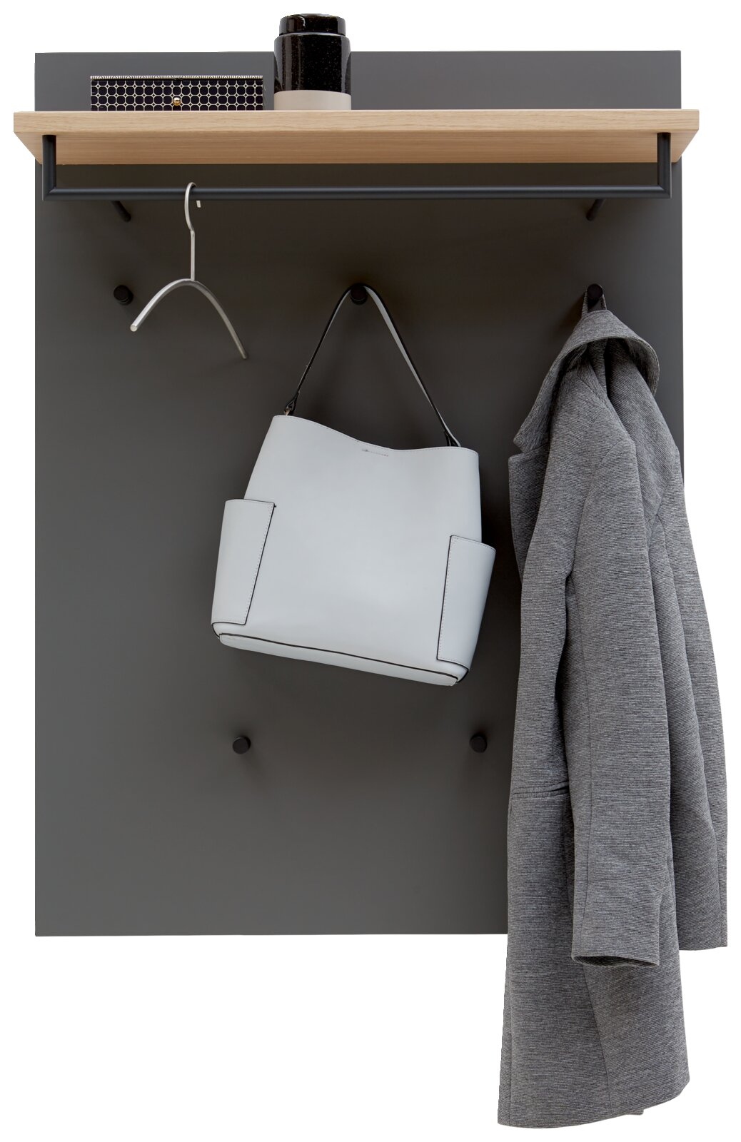 Garderobenpaneel mit grauer Rückwand, Holzablage, Kleiderstange und Haken, frontal fotografiert. Auf der Ablage stehen Dekorationsgegenstände, darunter hängt ein Kleiderbügel, eine weiße Tasche und ein grauer Mantel.