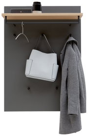 Garderobenpaneel mit grauer Rückwand, Holzablage, Kleiderstange und Haken, frontal fotografiert. Auf der Ablage stehen Dekorationsgegenstände, darunter hängt ein Kleiderbügel, eine weiße Tasche und ein grauer Mantel.