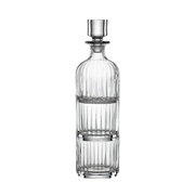 Elegante Kristallkaraffe aus einem Whisky-Set, frontal abgebildet.