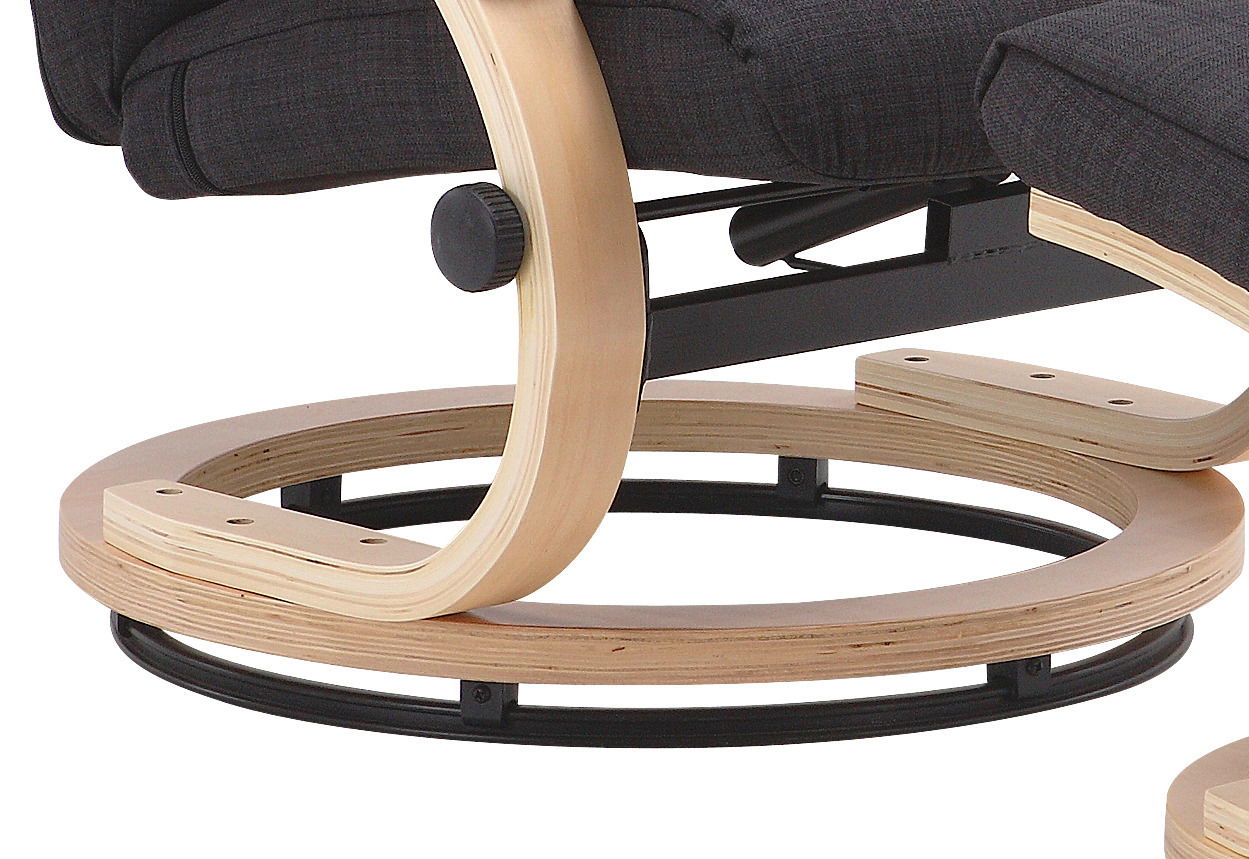 Nahaufnahme des Fußes eines Relaxsessels mit Holz- und Metallrahmen, seitliche Perspektive