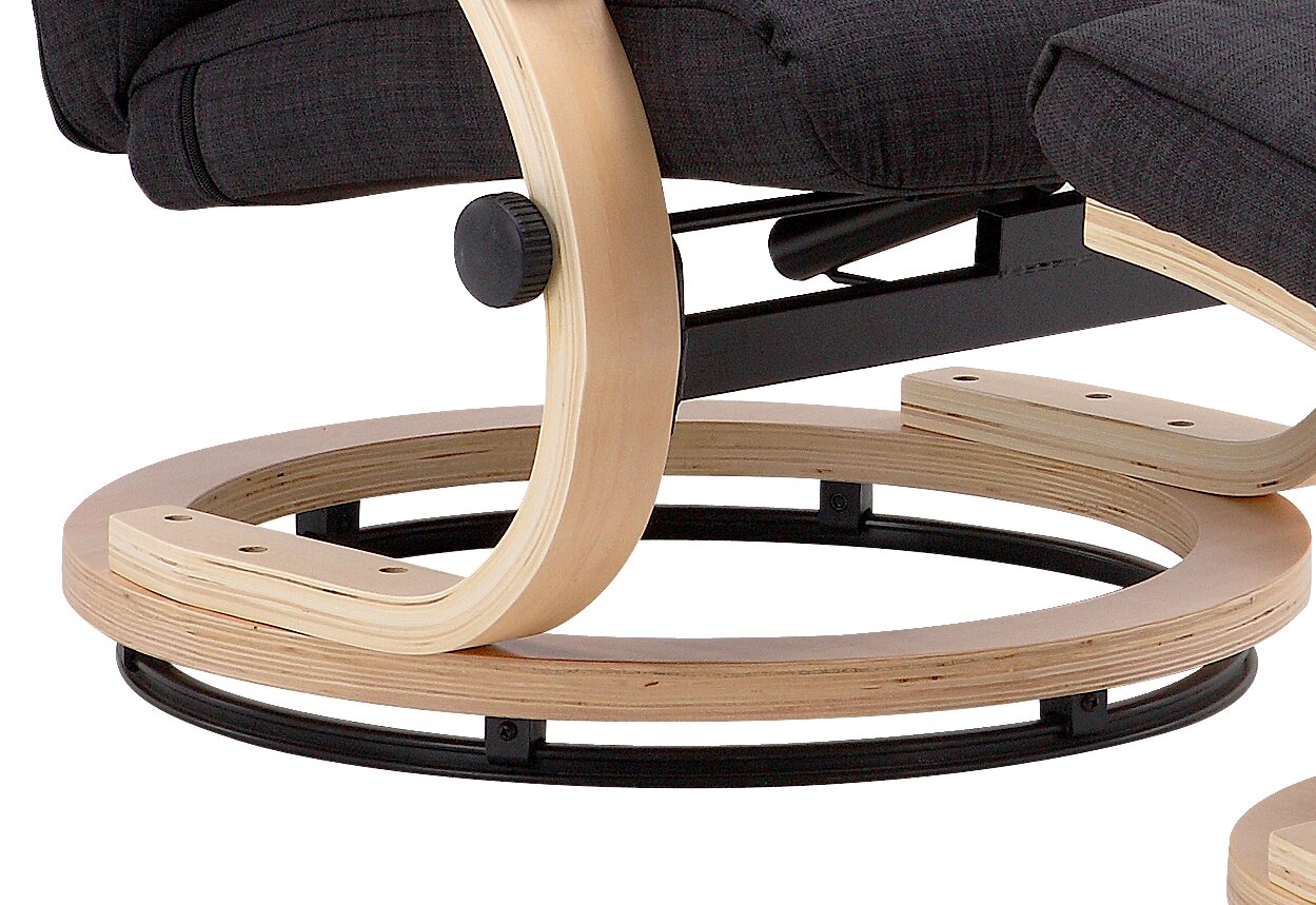 Close-up van de voet van een relaxfauteuil met een houten en metalen frame, gezien vanaf de zijkant