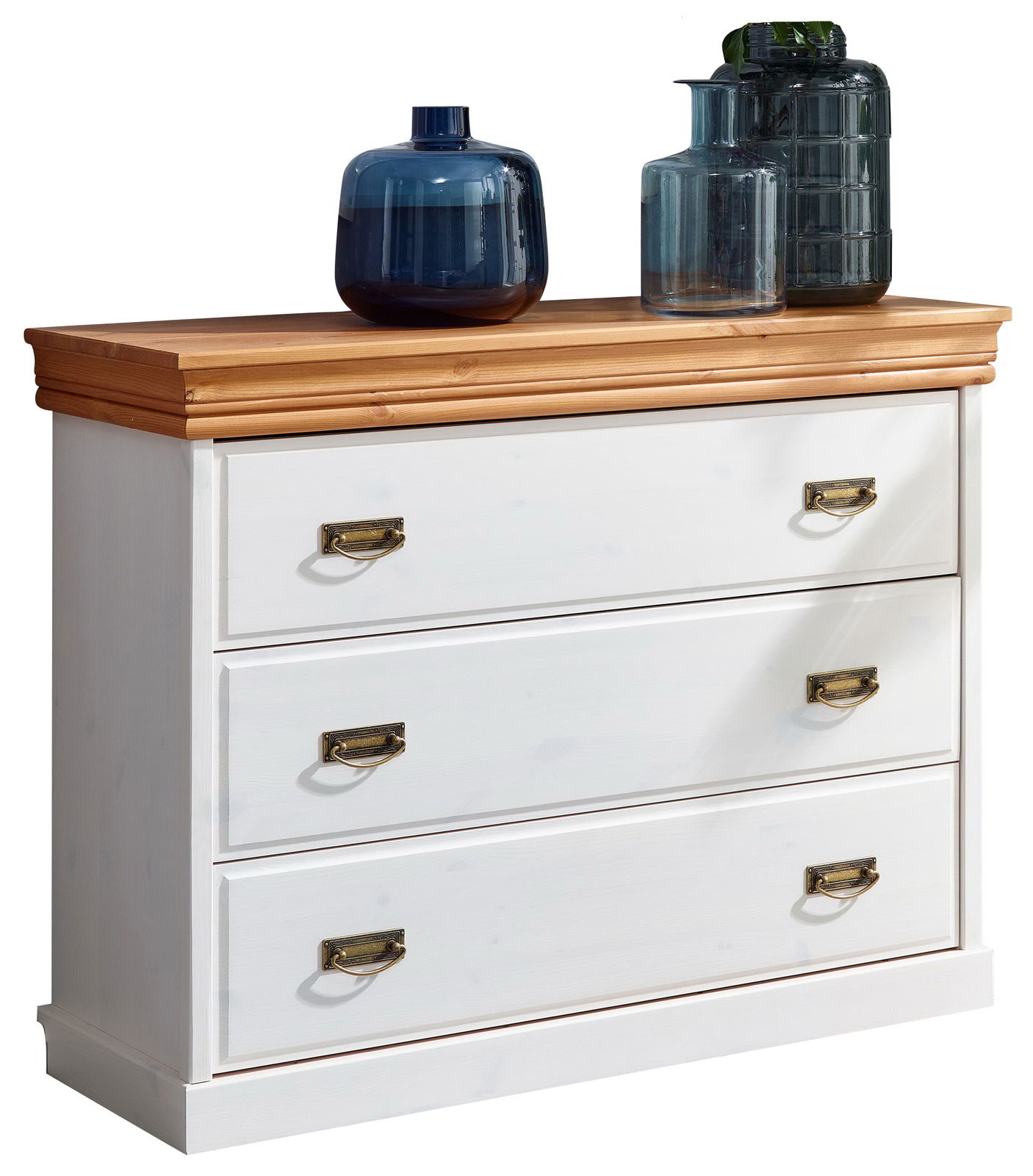 Weiße Kommode mit drei Schubladen und Holzplatte, dekoriert mit blauen Glasvasen, seitliche Perspektive