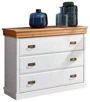Weiße Kommode mit drei Schubladen und Holzplatte, dekoriert mit blauen Glasvasen, seitliche Perspektive