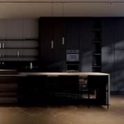 Moderne, dunkel gehaltene Designküche mit Kücheninsel und Barhockern, integrierten Einbaugeräten und offenen Regalen, frontal aus leicht erhöhter Perspektive aufgenommen