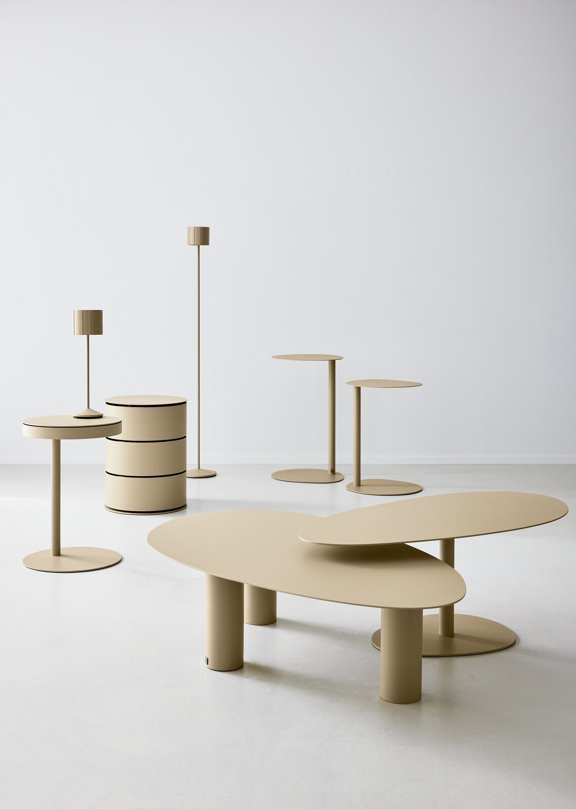 Musterring Beistelltisch ORGANIC Beistelltische in verschiedenen Höhen und Formen, in einer minimalistischen, modernen Umgebung aus seitlicher Perspektive fotografiert.