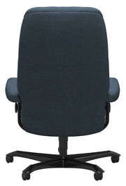 Rückansicht eines Chefsessels mit dunkelblauem Stoffbezug und schwarzem Fußkreuz auf Rollen.