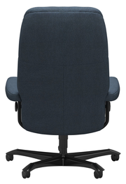 Rückansicht eines Chefsessels mit dunkelblauem Stoffbezug und schwarzem Fußkreuz auf Rollen.