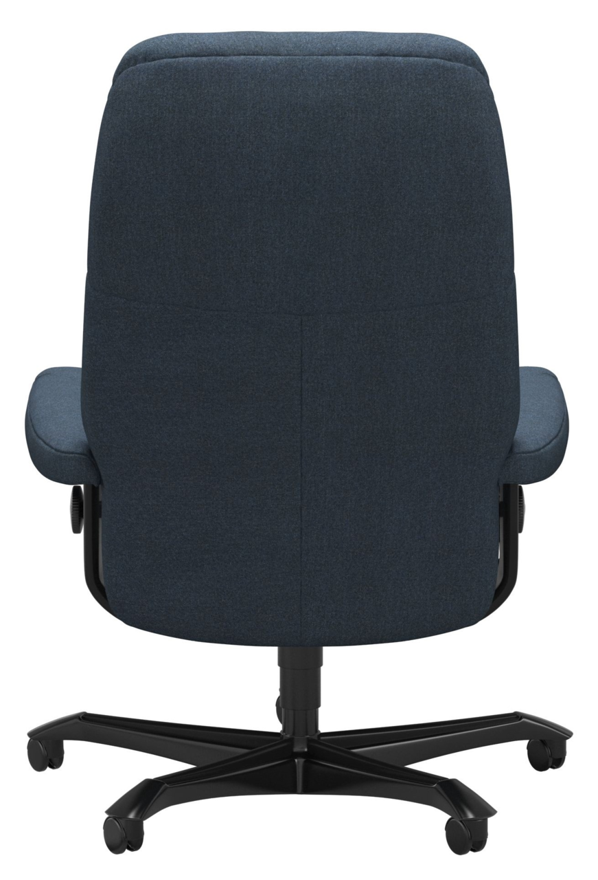 Rückansicht eines Chefsessels mit dunkelblauem Stoffbezug und schwarzem Fußkreuz auf Rollen.