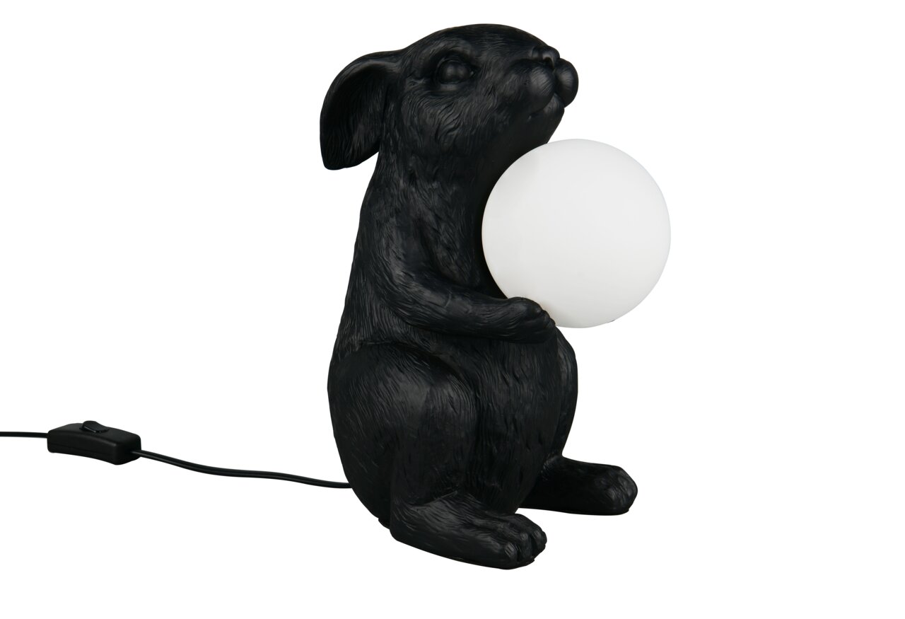 Reality Leuchten Tischleuchte RABBIT Schwarze Tischleuchte in Form eines sitzenden Hasen, der eine weiße Kugel hält, seitliche Perspektive.