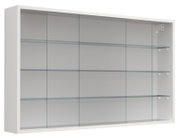 Weißer Wandvitrinenschrank mit transparenten Glasschiebetüren und drei Glasböden, frontale Ansicht leicht von links