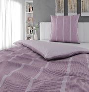 Rosa-weiß gestreifte Bettwäsche mit Kissenbezug auf einem weißen Bett, perspektivisch in leichter Schrägansicht von vorne.