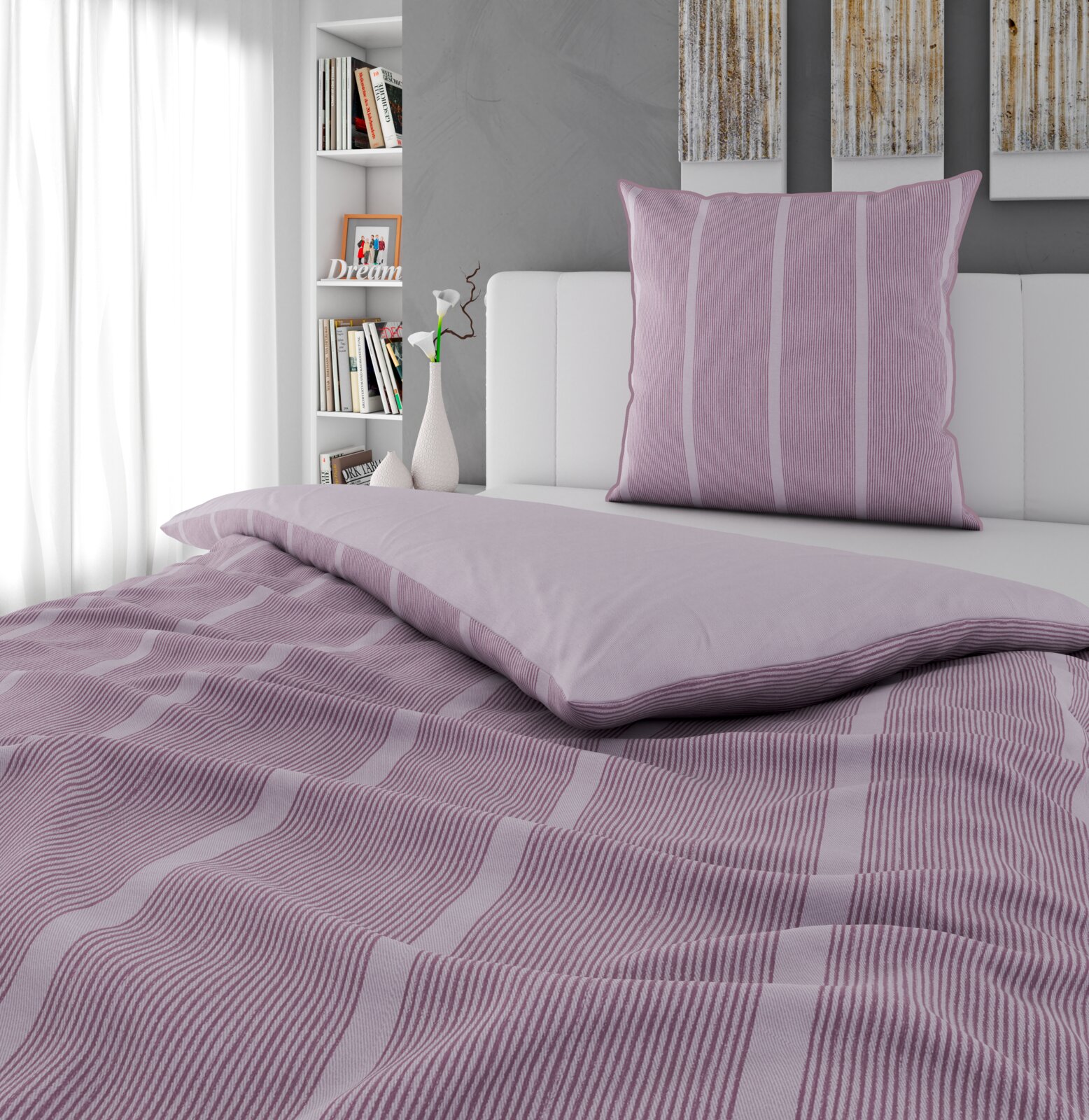 Rosa-weiß gestreifte Bettwäsche mit Kissenbezug auf einem weißen Bett, perspektivisch in leichter Schrägansicht von vorne.