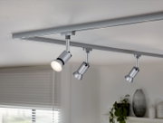Drievoudige LED-railverlichting van Paulmann, aan het plafond gemonteerd, met een modern ontwerp in zilverkleur, zijaanzicht.