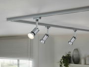 Dreifache LED-Schienenleuchte von Paulmann, montiert an der Decke, mit modernem Design in silberner Farbe, seitliche Perspektive.
