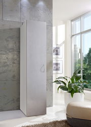 Moderner, schmaler Mehrzweckschrank in heller Umgebung, seitliche Perspektive