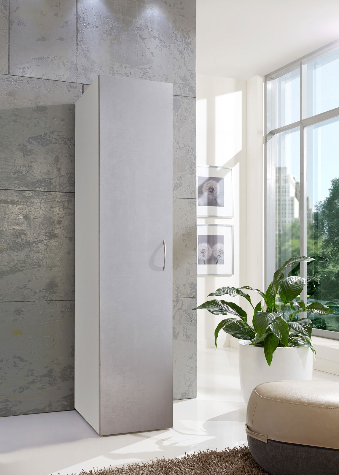 Moderner, schmaler Mehrzweckschrank in heller Umgebung, seitliche Perspektive