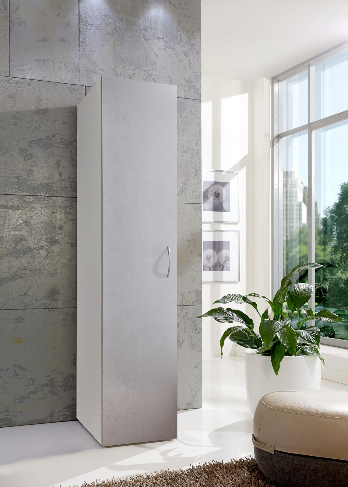 XORA Mehrzweckschrank MULTIRAUMKONZEPT Moderner, schmaler Mehrzweckschrank in heller Umgebung, seitliche Perspektive