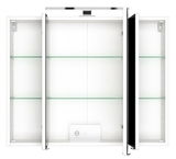 Spiegelschrank mit drei Türen, zwei davon geöffnet, zeigt Glasregale und integrierte Steckdose, Frontalansicht.