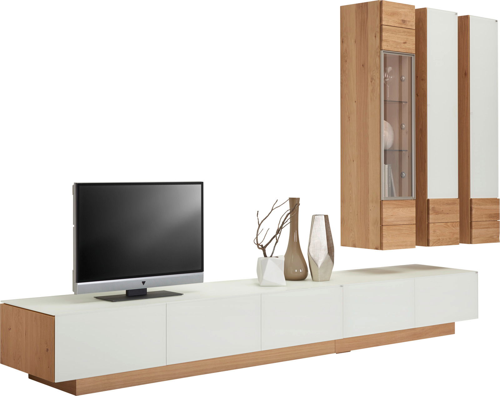 Moderne Wohnwand ohne Beleuchtung in Holzoptik mit weißem Hochglanz, bestehend aus einem langen TV-Board und drei hängenden Vitrinen, seitliche Perspektive.