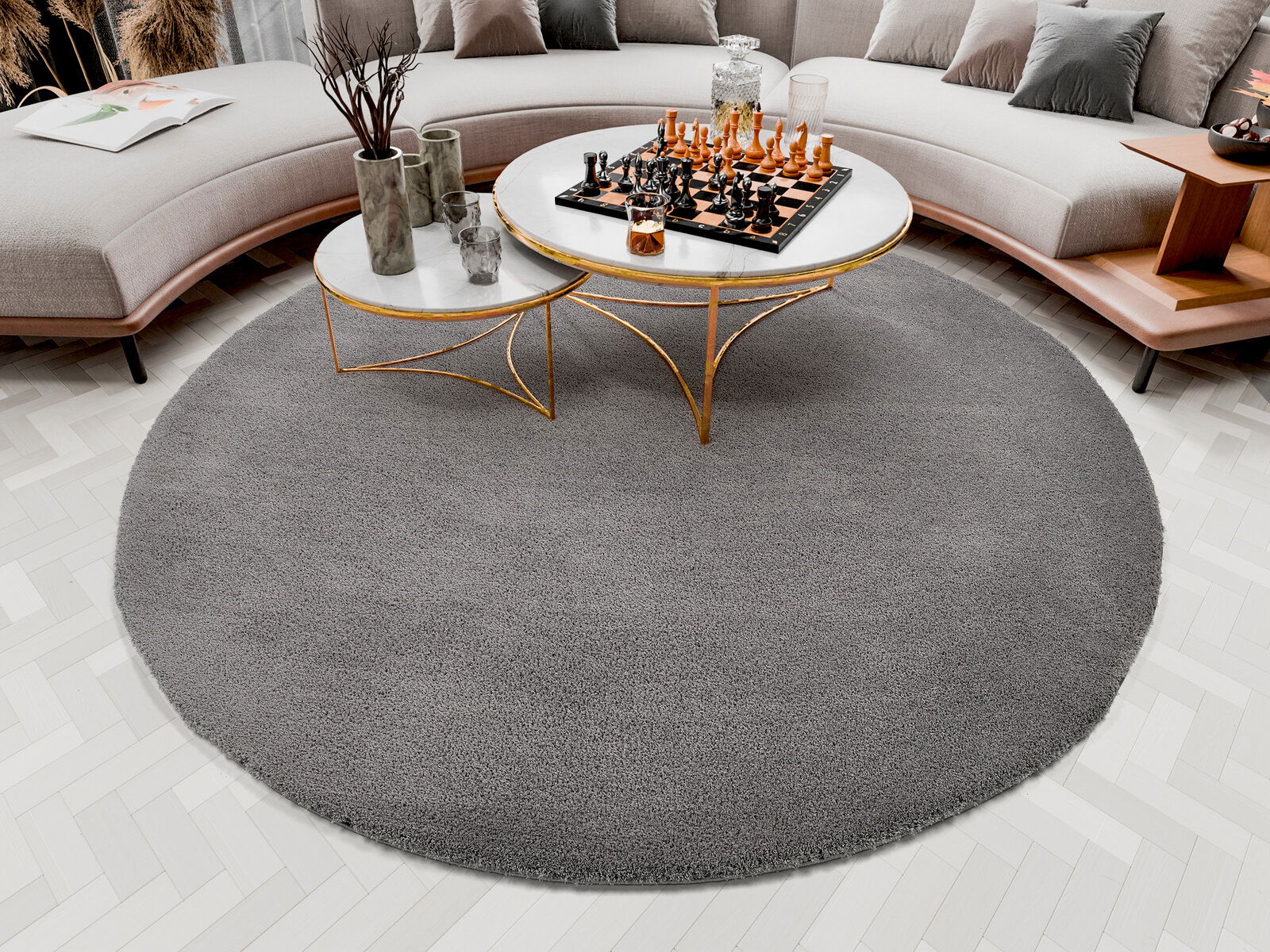 OCI Soft Dream ca. 200cm rund SOFT DREAM Runder grauer Teppich Soft Dream, ca. 200cm, in einem modernen Wohnzimmer mit einem eleganten Couchtisch und einem Schachspiel, von oben betrachtet.