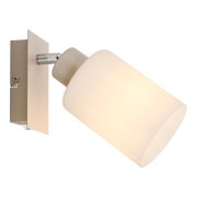 Moderne Wandlampe mit eckiger Wandhalterung in Weiß und zylindrischem, opalem Glasschirm, seitliche Ansicht in leichter Schrägperspektive, nach rechts gerichtet