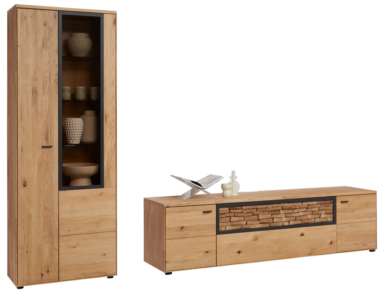 Wandcombinatie VALS van hout met vitrinekast en dressoir, gezien vanaf de voorkant.