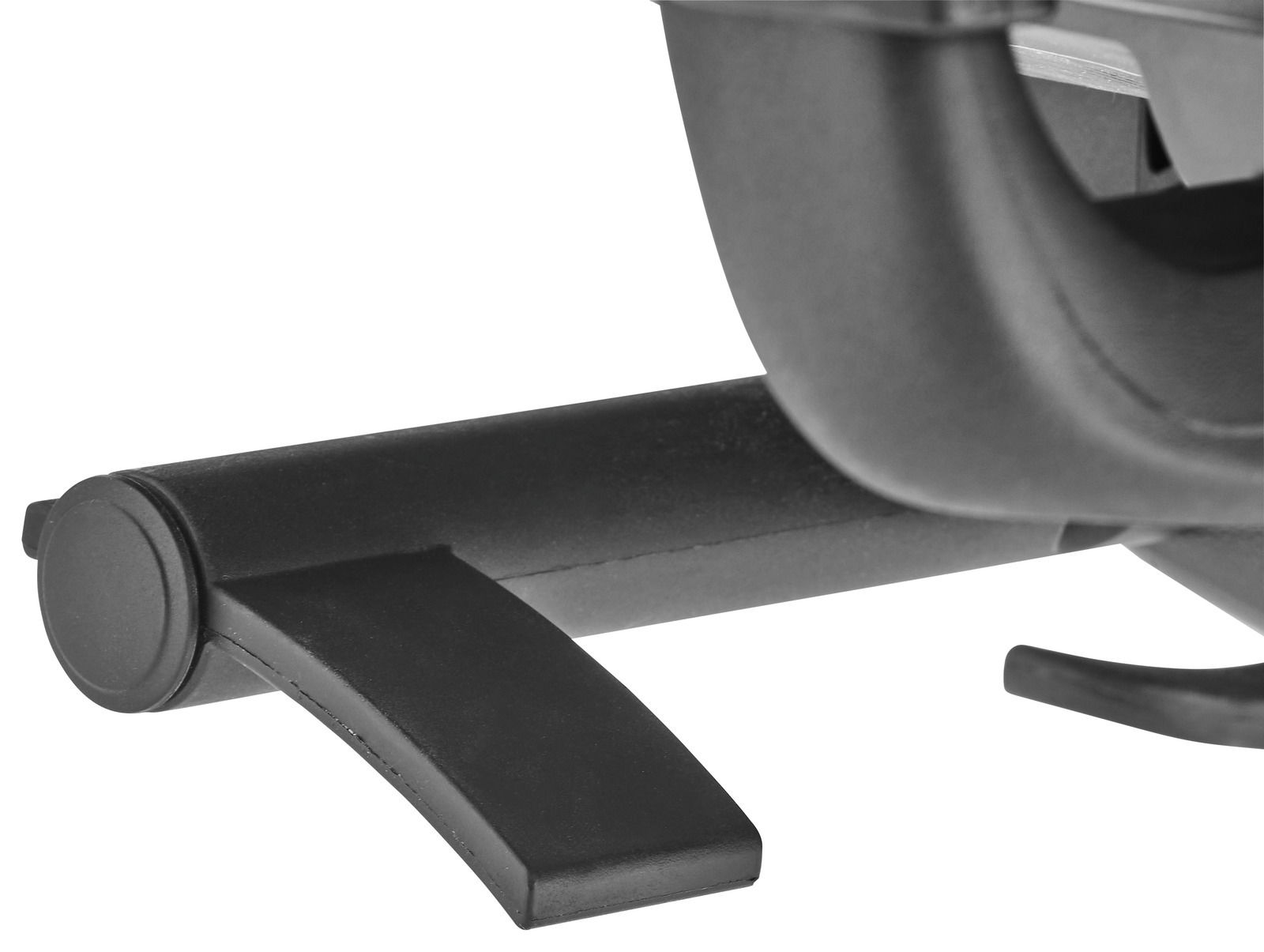 Nahaufnahme der Basis eines Bürostuhls mit Fokus auf das schwarze Fußkreuz und die Rollenhalterung, seitliche Perspektive