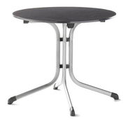 Runder Klapptisch mit schieferfarbener Tischplatte und silbernem Metallgestell, seitliche Perspektive