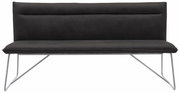 Moderne schwarze Bank mit Metallbeinen, Frontalansicht