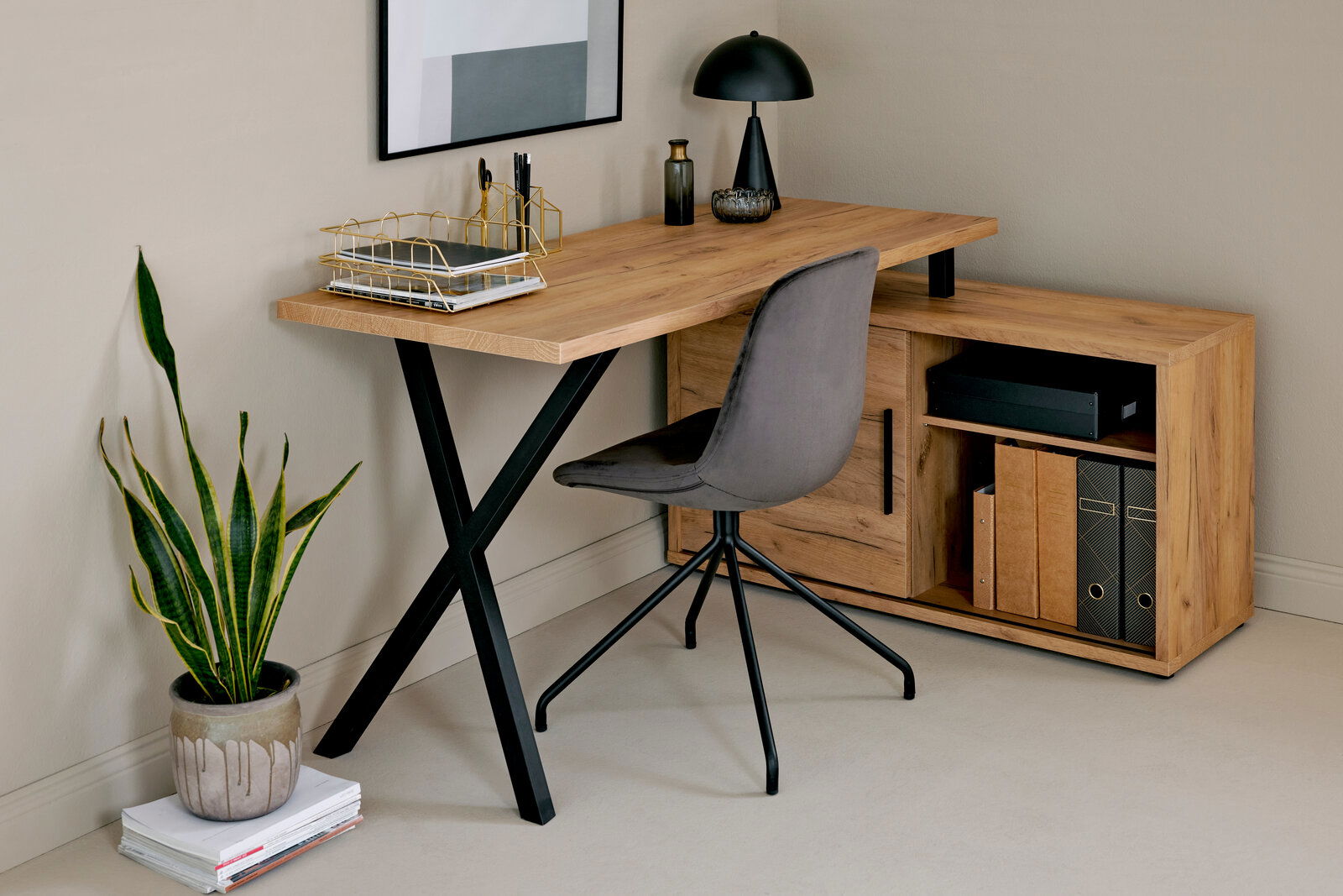 Eck-Schreibtisch-Kombination aus Holz mit schwarzem Metallgestell, grauem Stuhl und Stauraum, seitliche Perspektive