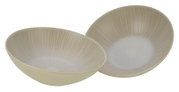 Zwei flache Keramikschalen in Beige mit feinem radialem Linienmuster, schräg von oben in 3/4-Perspektive fotografiert, vor weißem Hintergrund