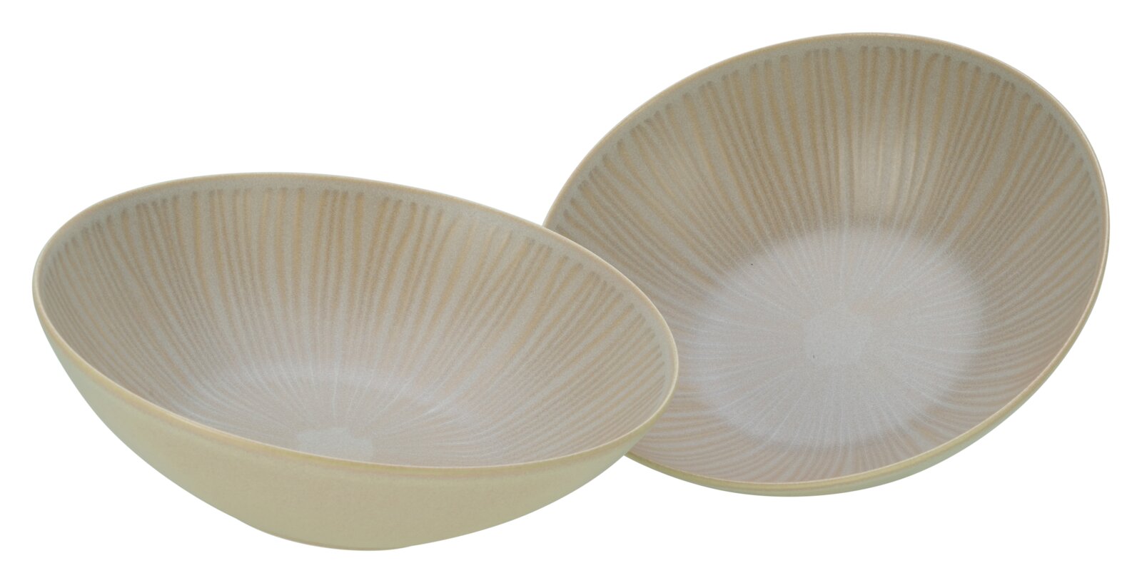 Zwei flache Keramikschalen in Beige mit feinem radialem Linienmuster, schräg von oben in 3/4-Perspektive fotografiert, vor weißem Hintergrund