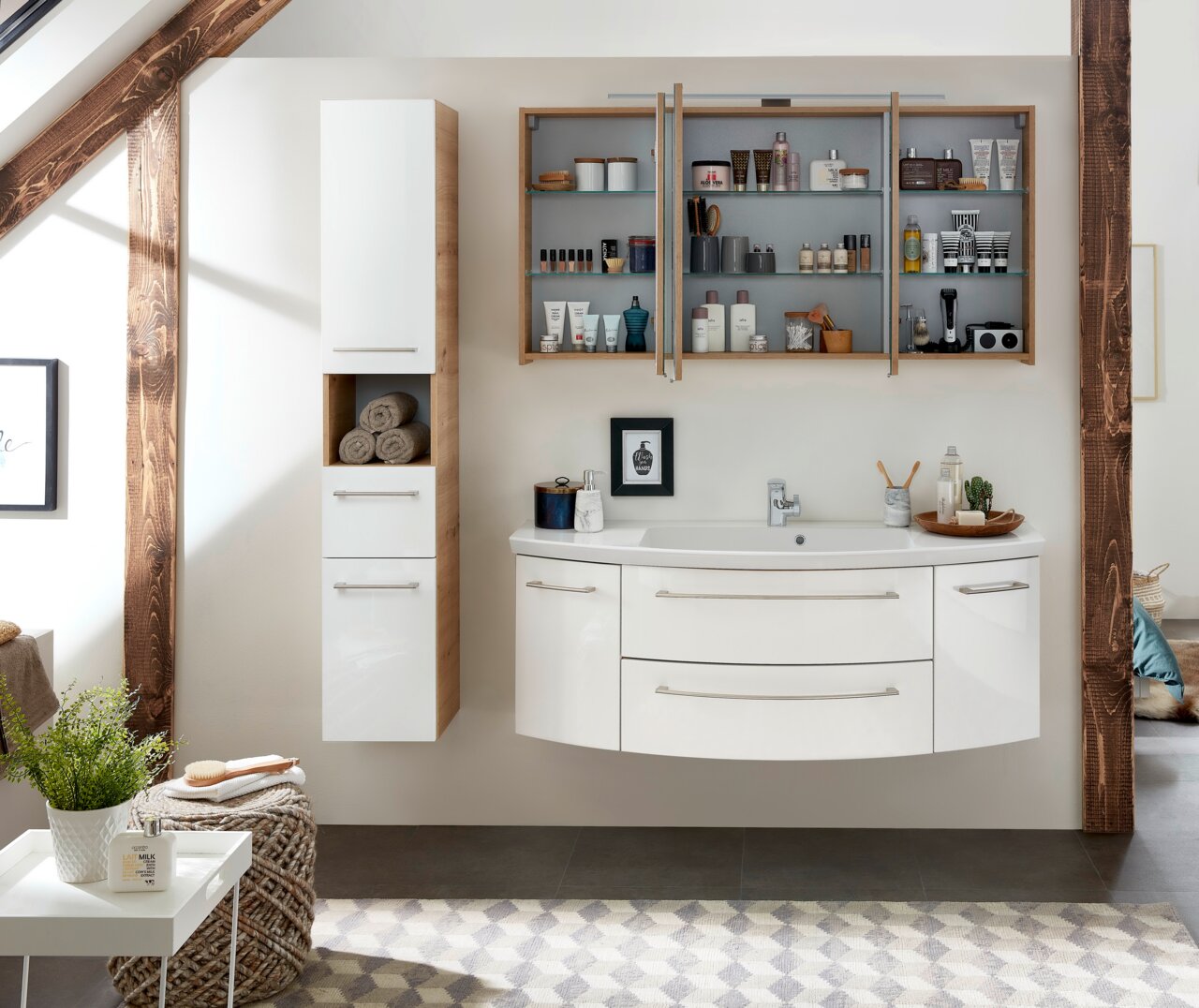 Moderne badkamercombinatie met witte wastafel en hangkasten, gefotografeerd van voren.