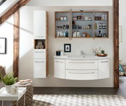 Moderne Badkombination mit weißem Waschtisch und Hängeschränken, frontal fotografiert.