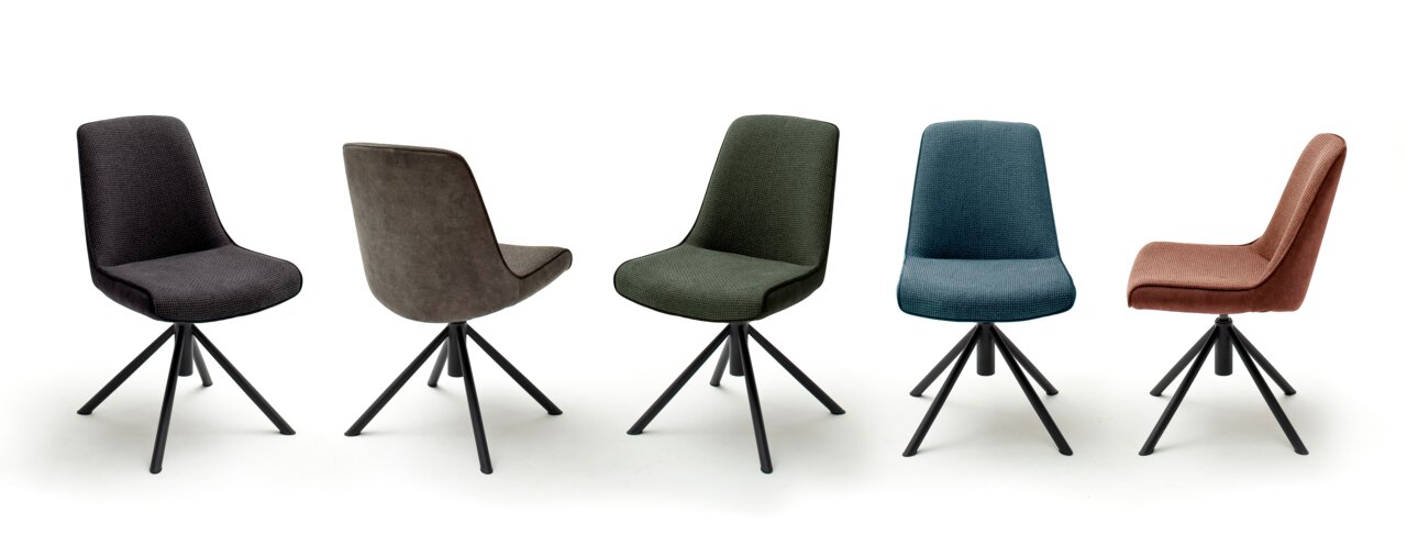 Fünf moderne Stühle der Serie RIALTO in verschiedenen Farben, von links nach rechts: dunkelgrau, braun, grün, blau und rotbraun, mit schwarzem Metallgestell, seitliche und frontale Perspektive.